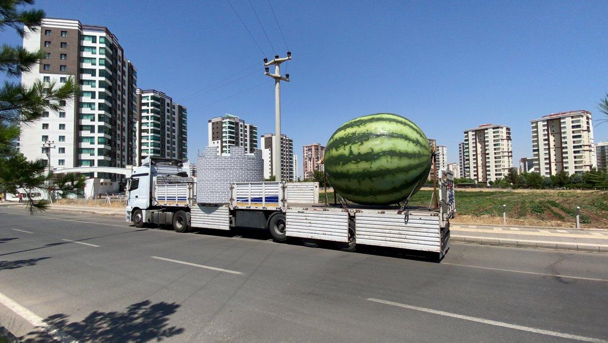 Diyarbakır'da dev karpuz heykeli yerine yerleştirildi