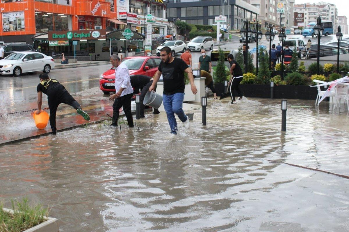 Ankara'da sağanak yağış su baskınlarına neden oldu