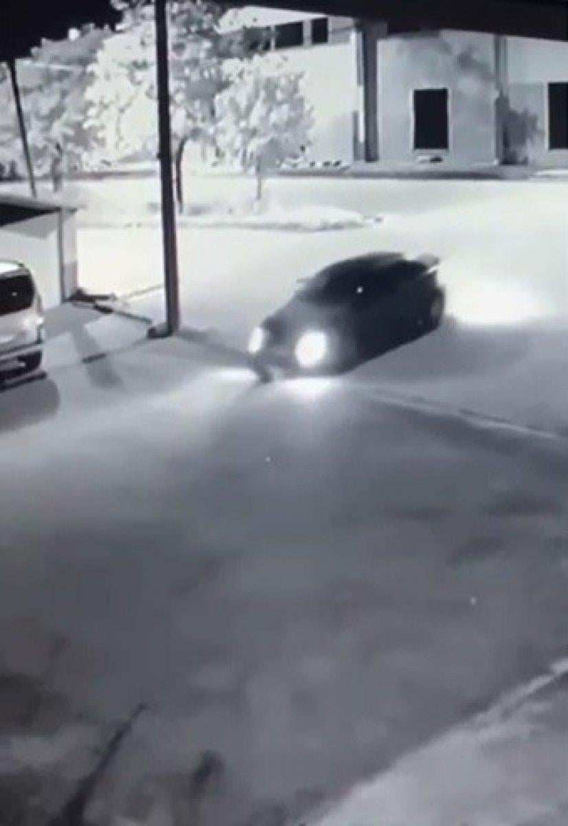 Bursa'da bir sürücü yol ortasında yatan köpeği ezdi