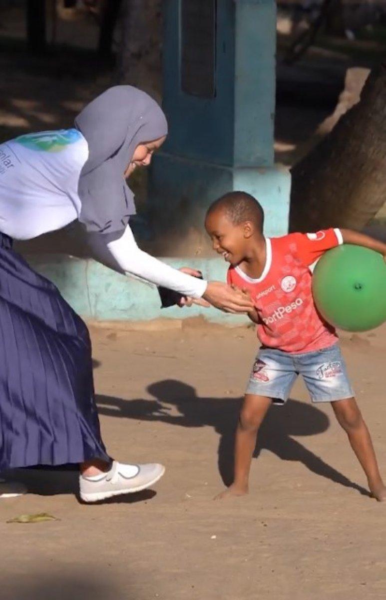Gamze Özçelik, Tanzanyalı çocukların yardımına koştu