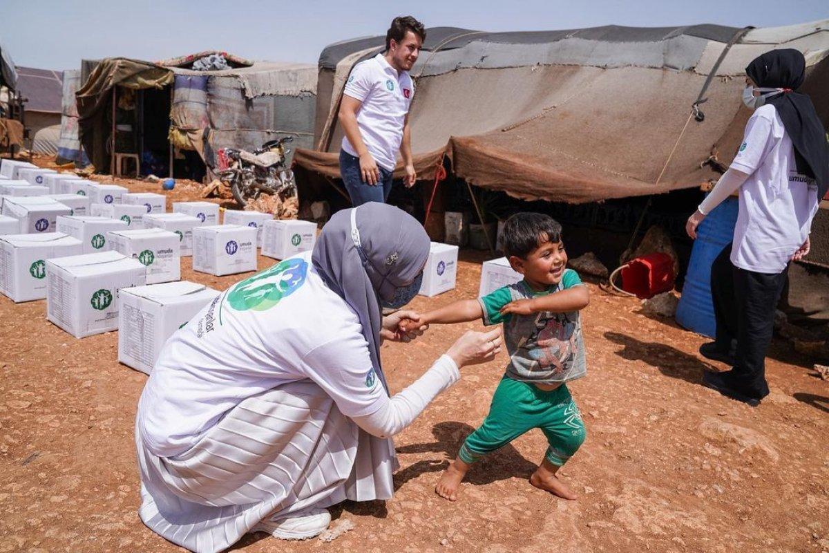 Gamze Özçelik, Tanzanyalı çocukların yardımına koştu