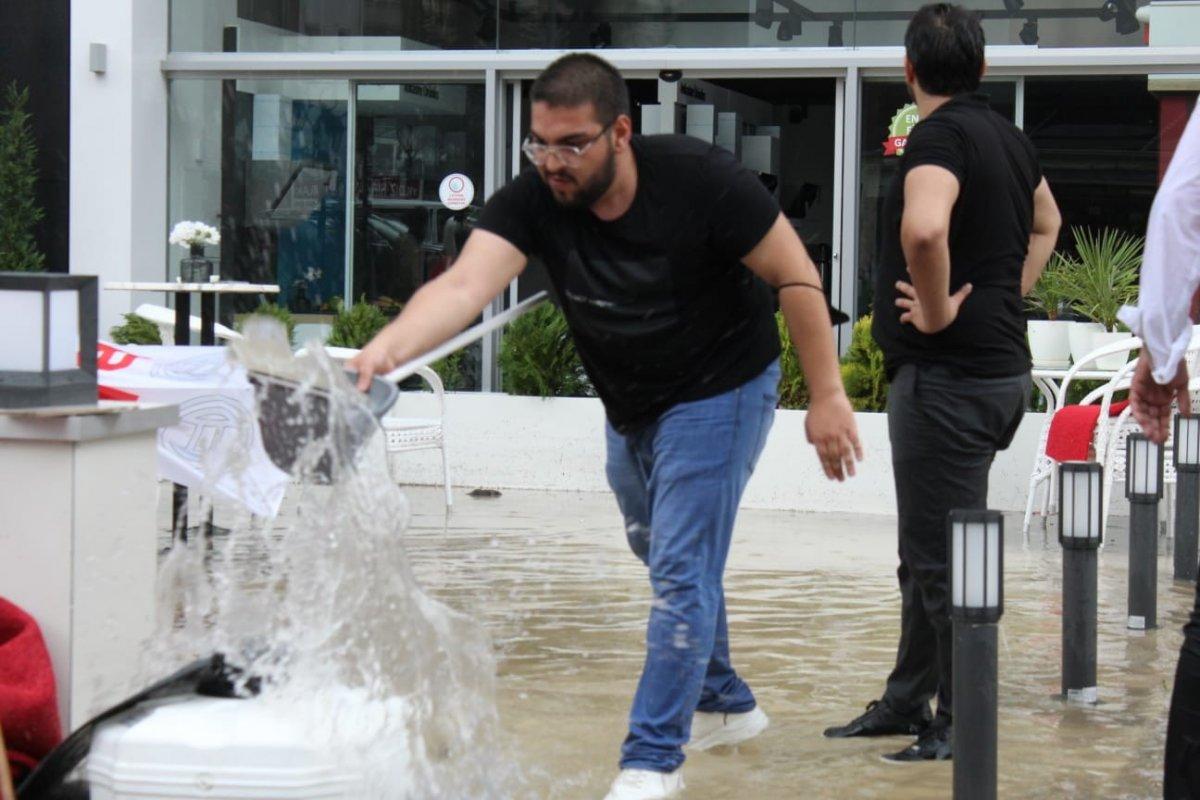 Ankara'da sağanak yağış su baskınlarına neden oldu
