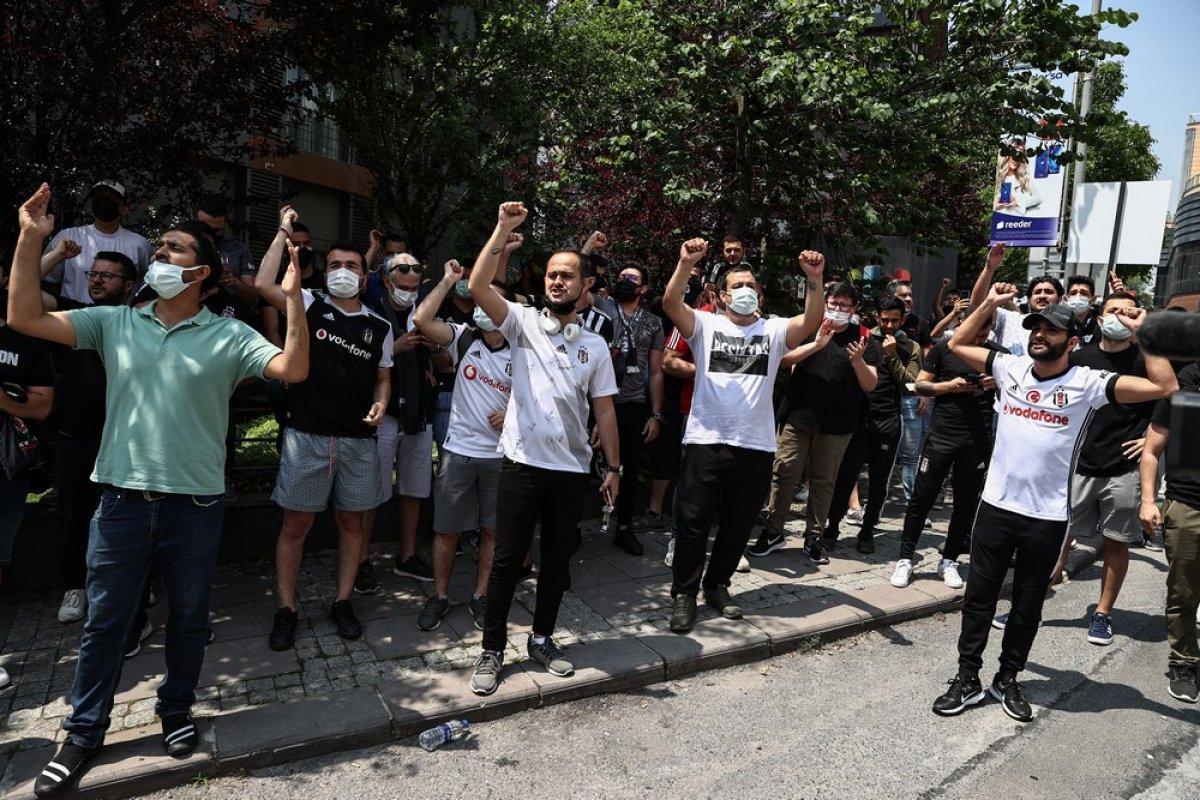 Beşiktaş taraftarları, Sergen Yalçın’ın evinde toplandı