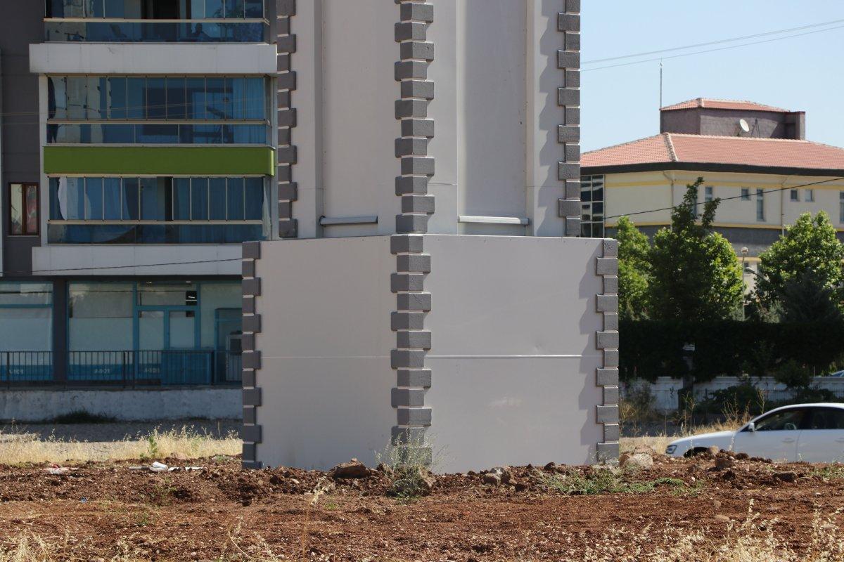 Diyarbakır'da dev karpuz heykeli yerine yerleştirildi