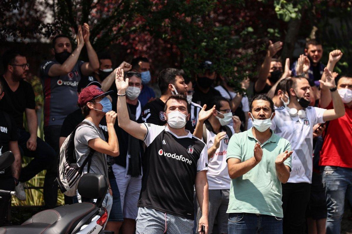 Beşiktaş taraftarları, Sergen Yalçın’ın evinde toplandı