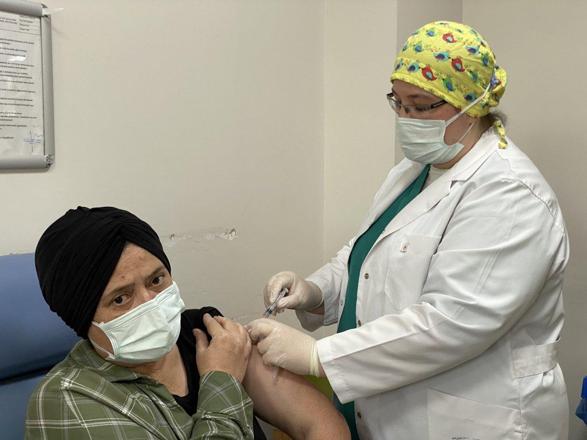 40 milyonuncu aşıyı yapan hemşire: Bana denk gelmesi gurur vericiydi