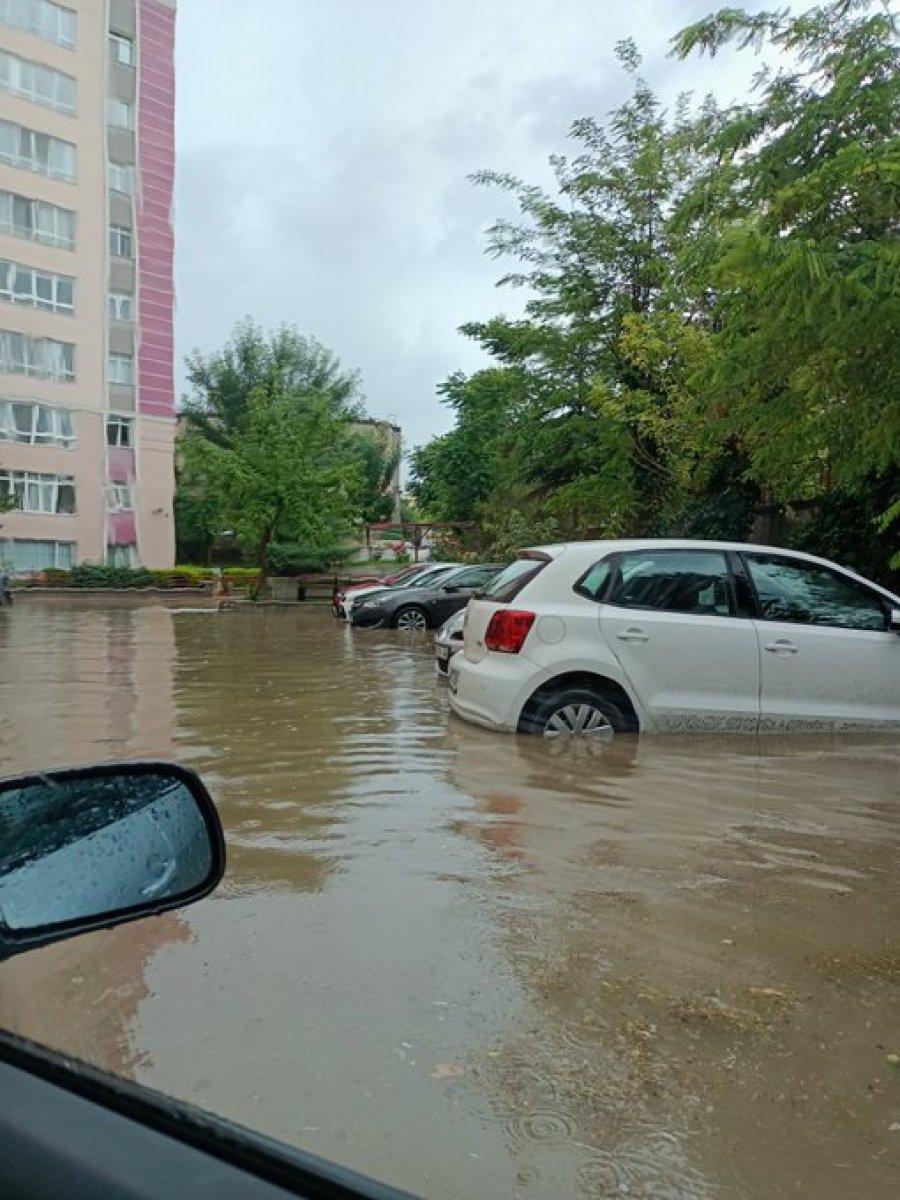 Ankara'da sağanak yağış su baskınlarına neden oldu