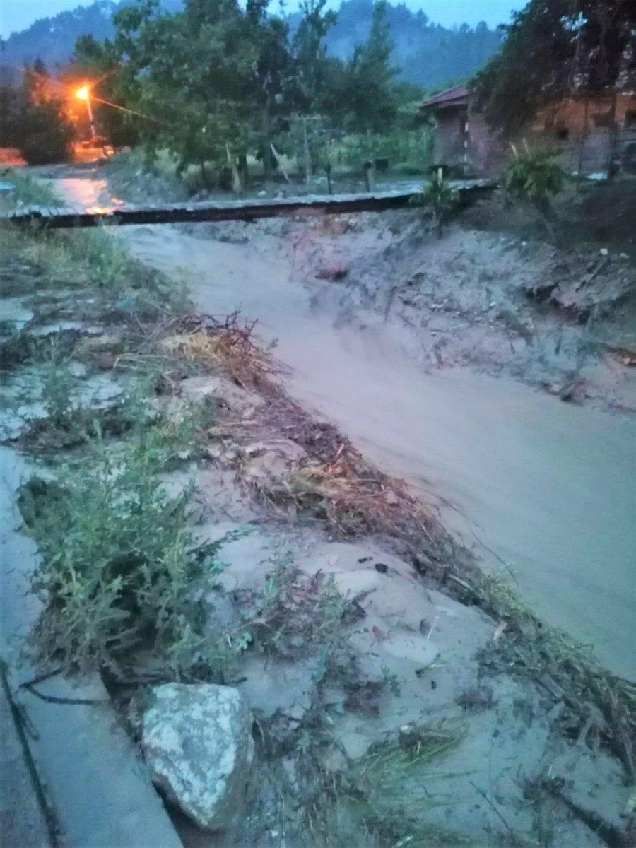 Denizli'de selin gelişini görüntülerken kaçtılar