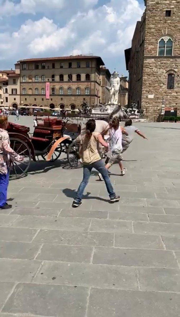 Kızgın at, tarihi Signoria Meydanı'nı birbirine kattı