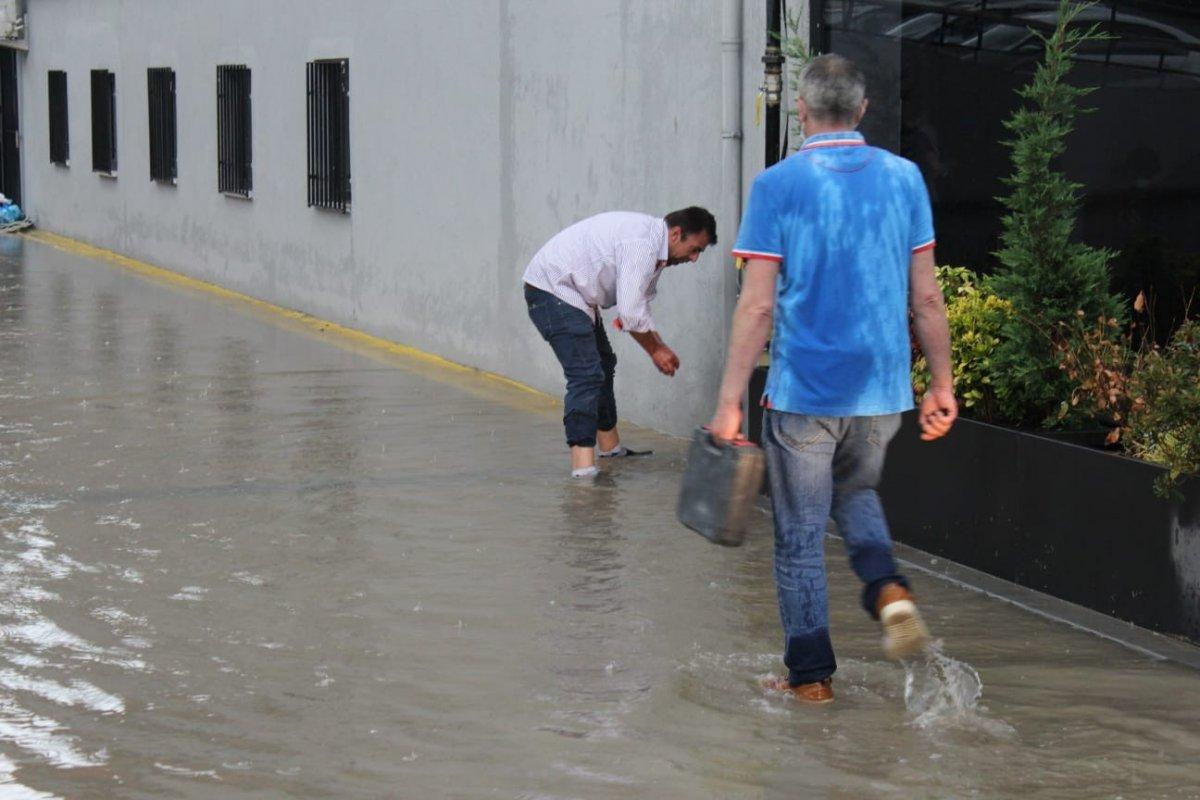 Ankara'da sağanak yağış su baskınlarına neden oldu