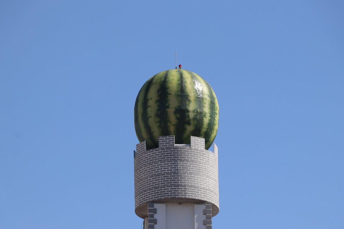 Diyarbakır'da dev karpuz heykeli yerine yerleştirildi