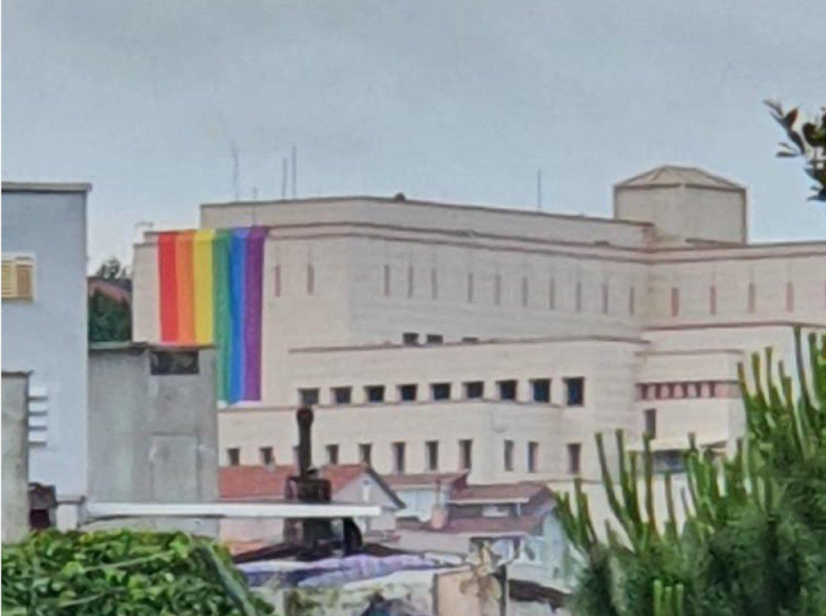 ABD İstanbul Başkonsolosluğu'na LGBT bayrağı asıldı