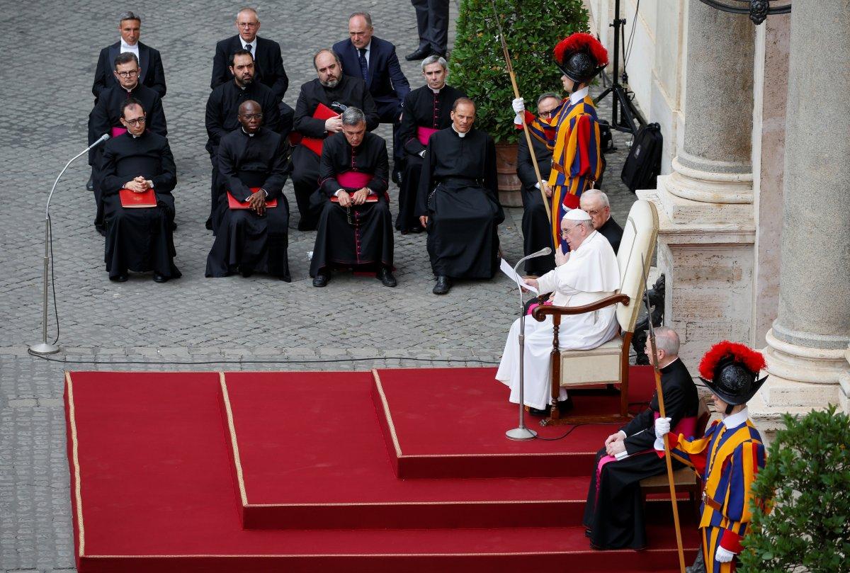 Örümcek Adam kostümüyle Papa'nın konuşmasına katıldı