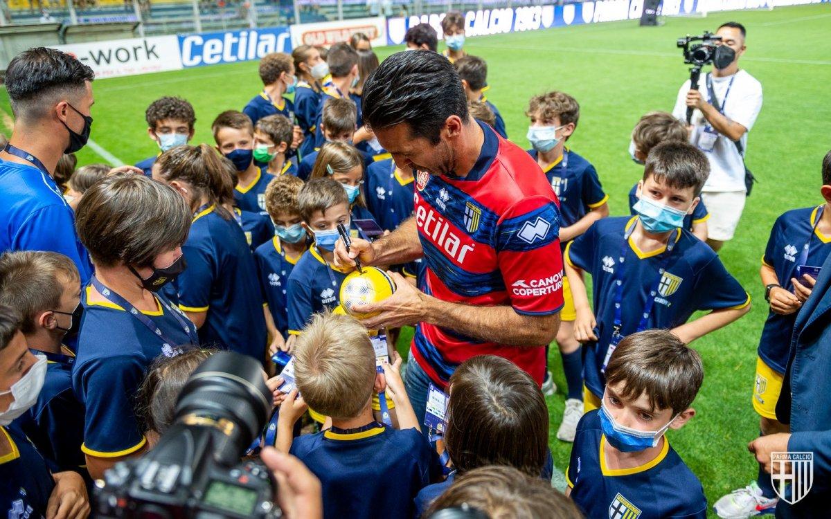 Juventus'tan ayrılan Gianluigi Buffon, Parma'ya döndü