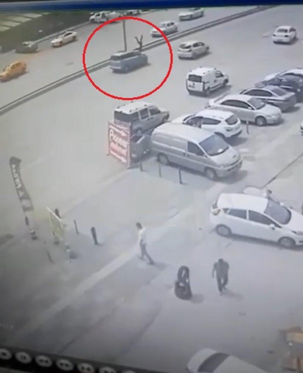 Ankara’da yaya, otomobilin çarpması ile metrelerce savruldu