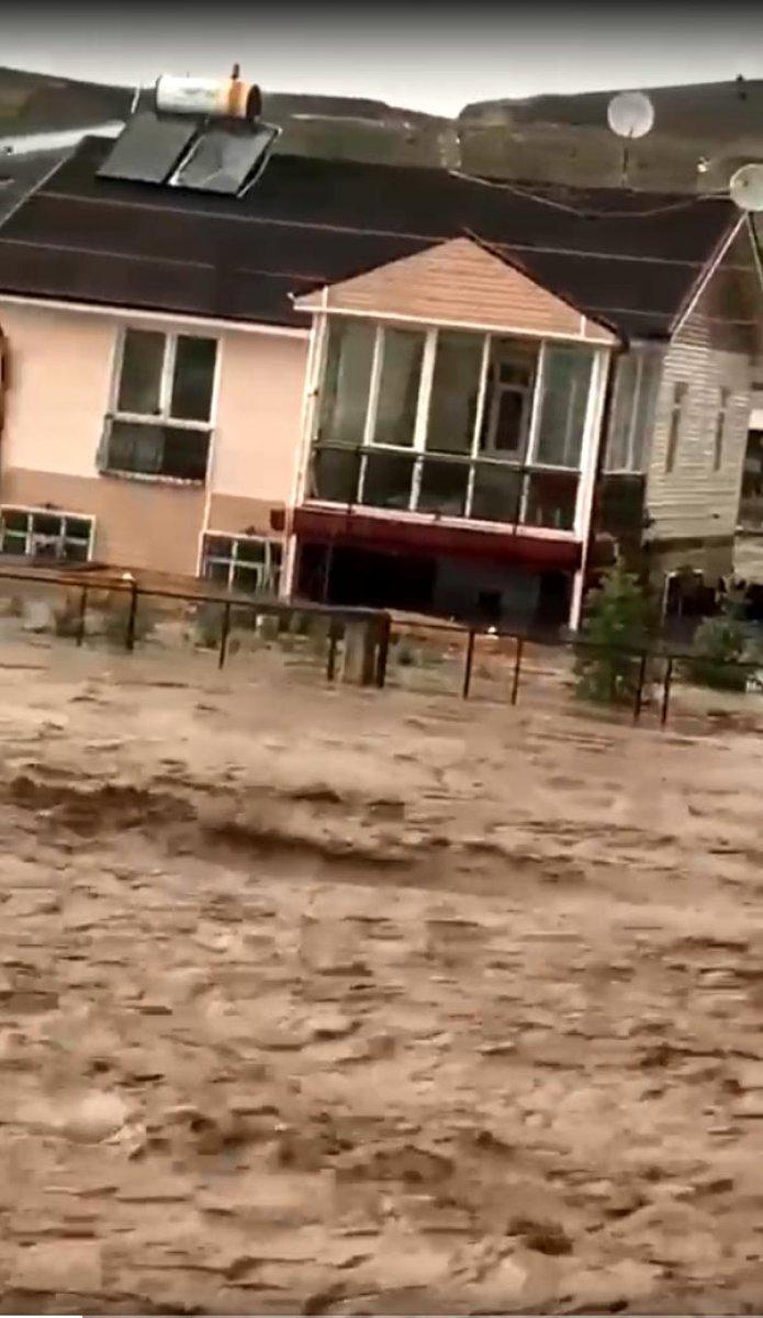 Ankara'da sağanak etkili oldu, dere taştı