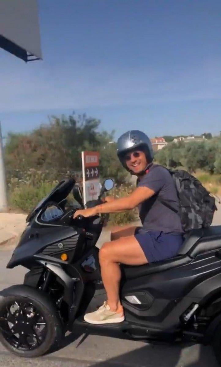 Emre Belözoğlu motoruyla Çeşme'de gezintiye çıktı