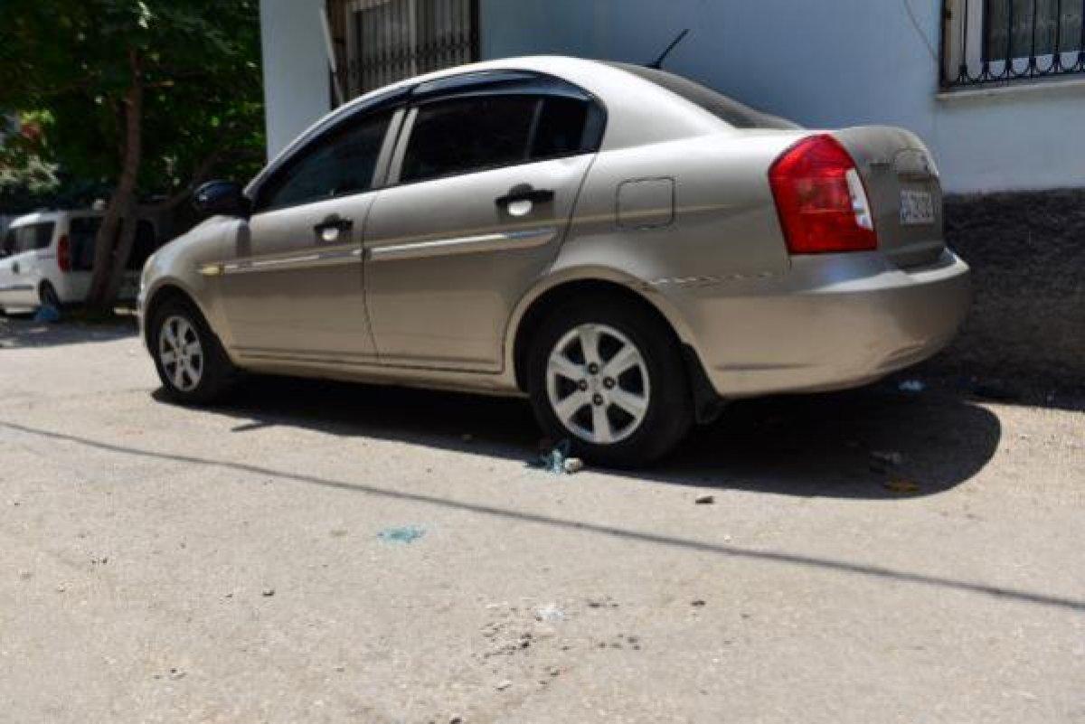 Adana'da arabada mahsur kalan çocuk, kelebek camı kırılarak kurtarıldı