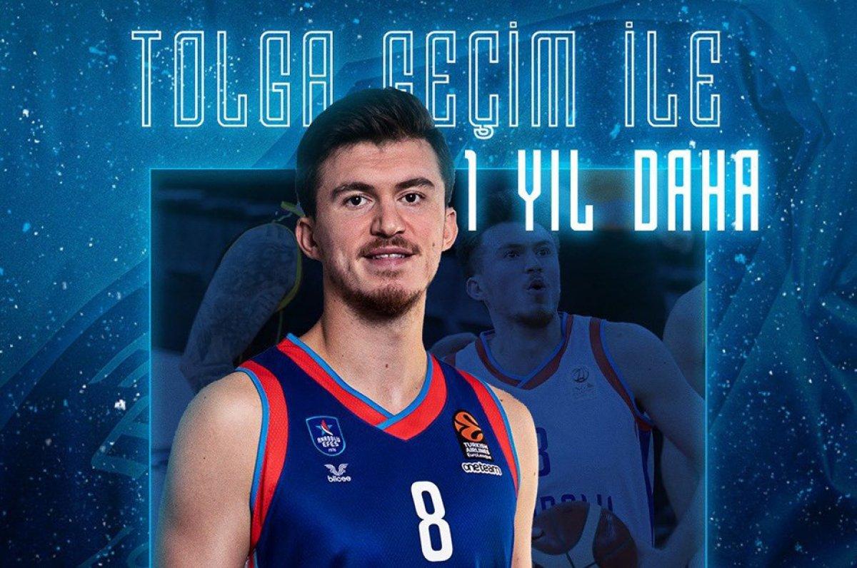 Tolga Geçim 1 yıl daha Anadolu Efes'te