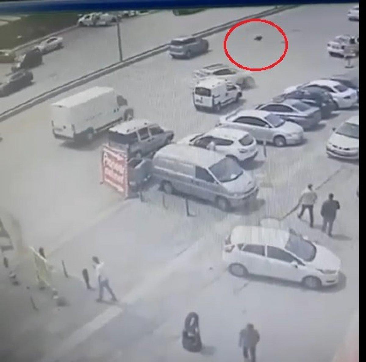 Ankara’da yaya, otomobilin çarpması ile metrelerce savruldu