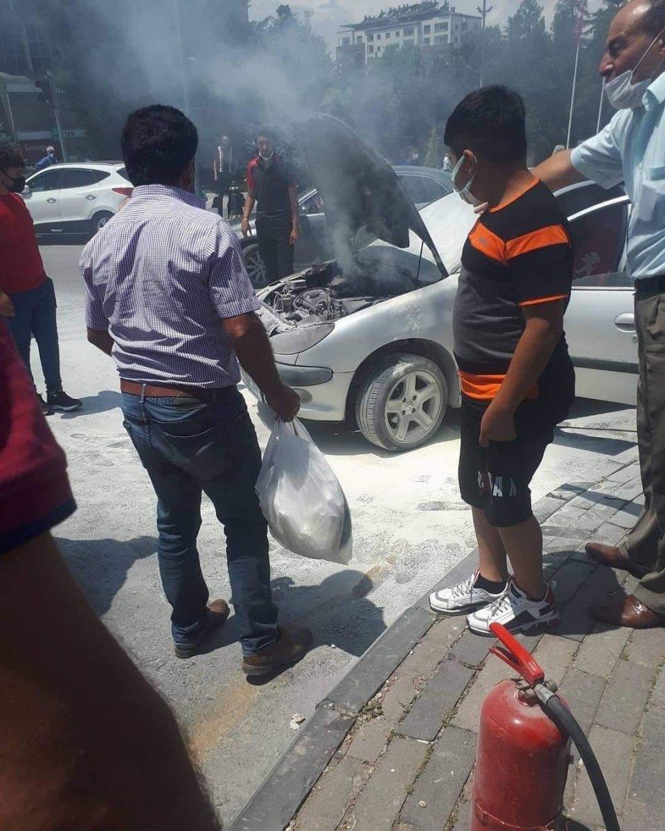 Kayseri’de seyir halindeki otomobilde yangın
