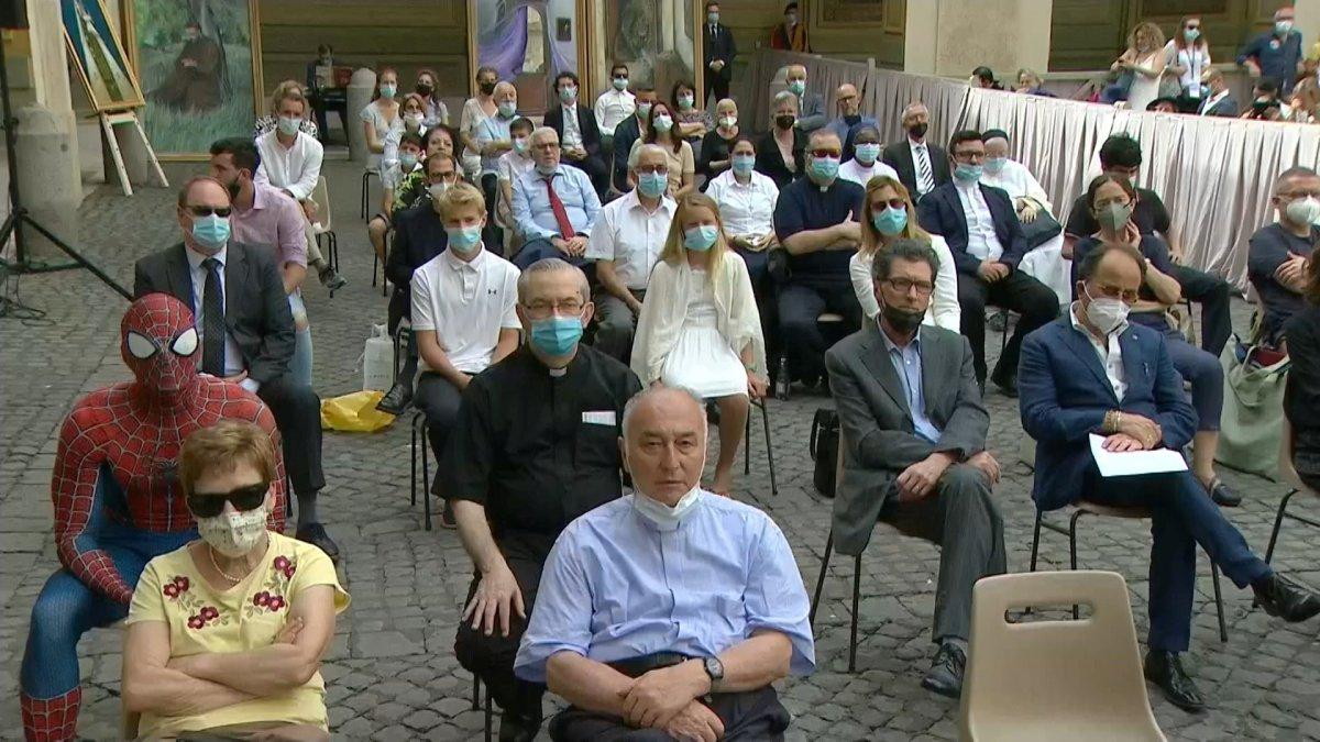 Örümcek Adam kostümüyle Papa'nın konuşmasına katıldı