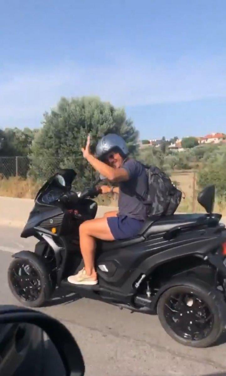 Emre Belözoğlu motoruyla Çeşme'de gezintiye çıktı