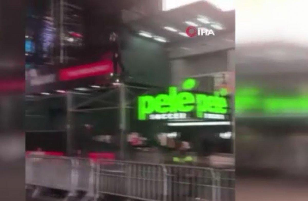 New York'ta bir kişi 'hoverboard' ile uçtu