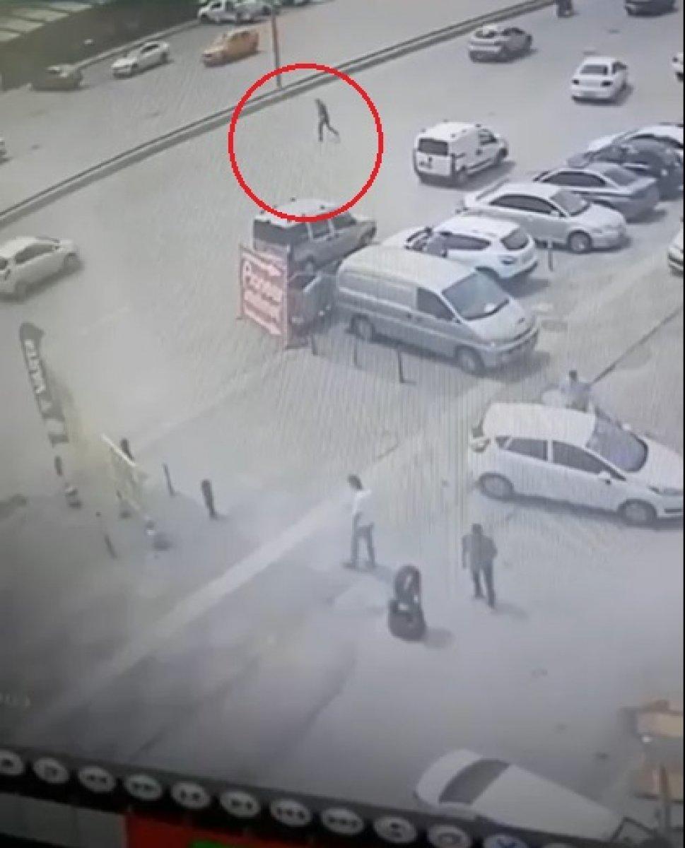 Ankara’da yaya, otomobilin çarpması ile metrelerce savruldu