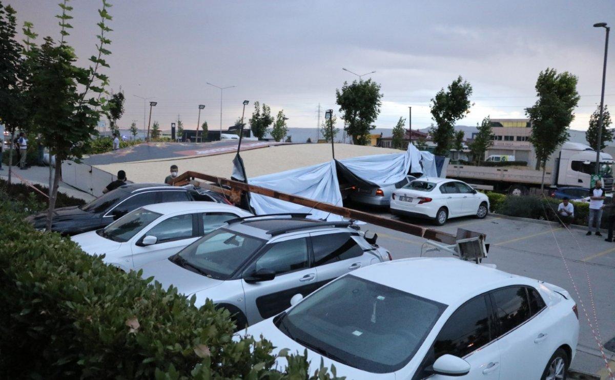 Denizli'deki fırtınada bir araç, hurda olmaktan kıl payı kurtuldu