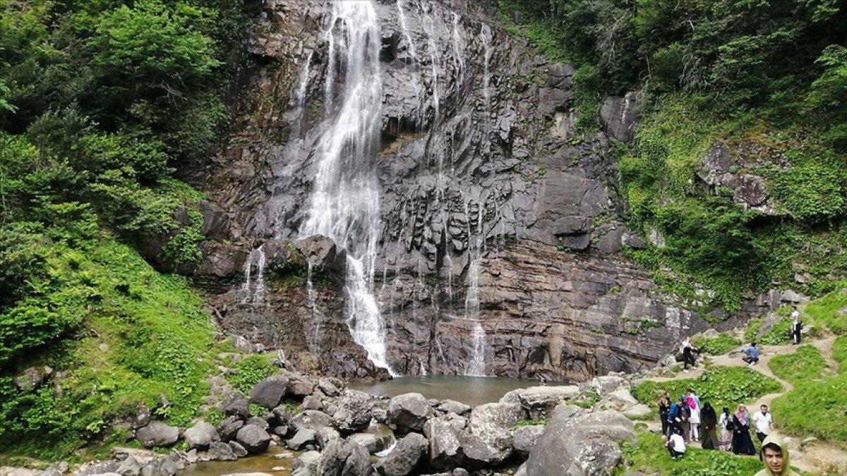 Mençuna Şelalesi, yerli ve yabancı turistlerin gözdesi