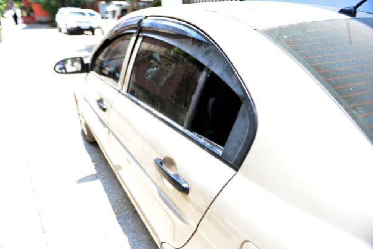 Adana'da arabada mahsur kalan çocuk, kelebek camı kırılarak kurtarıldı