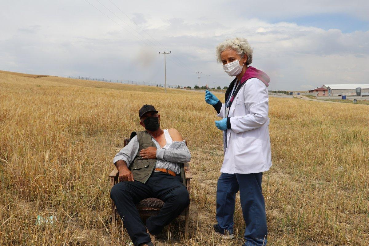 Ankara'da tarım işçilerine tarlada aşı yapıldı