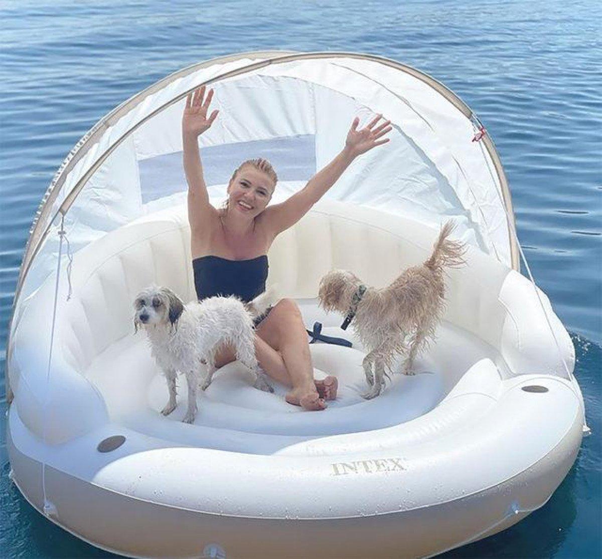 Gülben Ergen siyah mayosuyla poz verdi