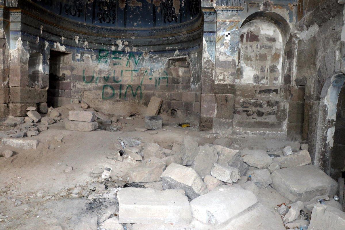 Kayseri'de defineciler tarihi kiliseyi tahrip etti