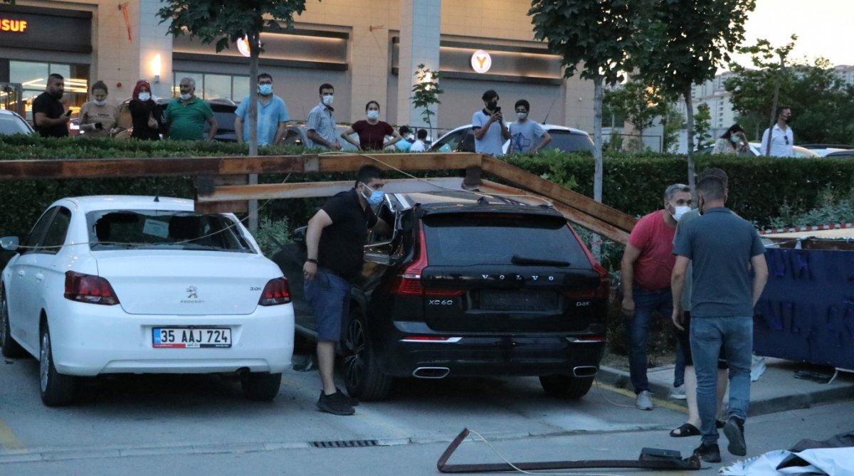 Denizli'deki fırtınada bir araç, hurda olmaktan kıl payı kurtuldu