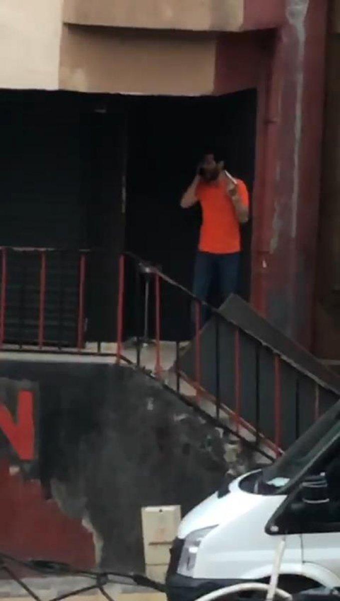 Esenler'de eşiyle görüşmek için başına silah dayadı