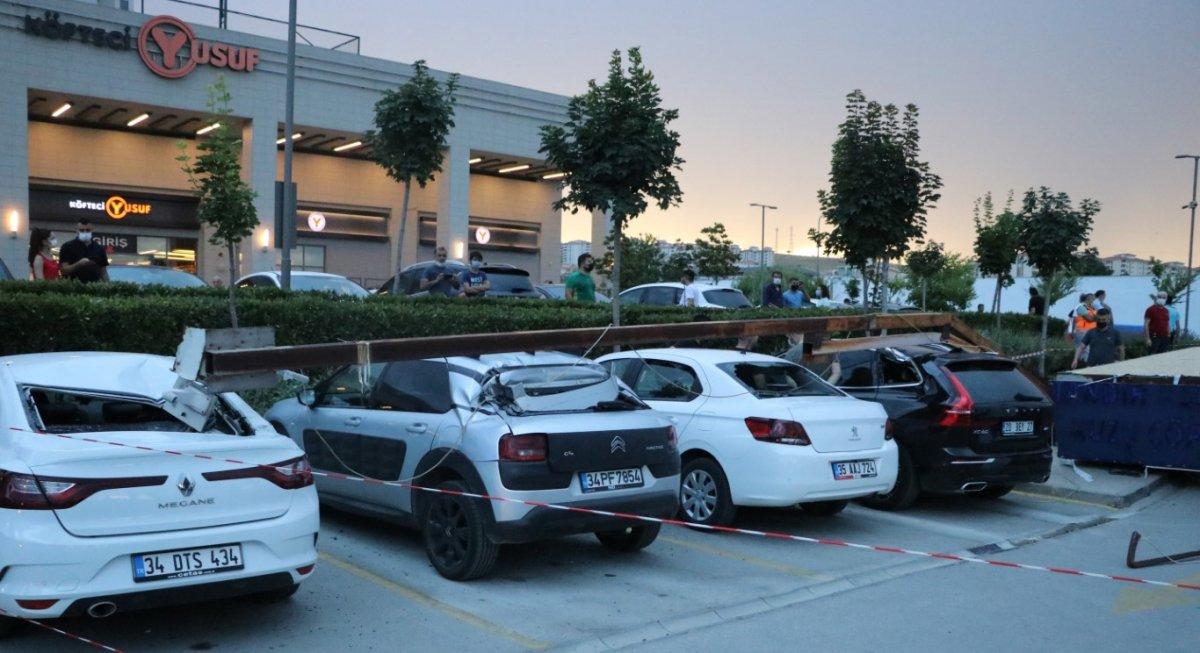 Denizli'deki fırtınada bir araç, hurda olmaktan kıl payı kurtuldu