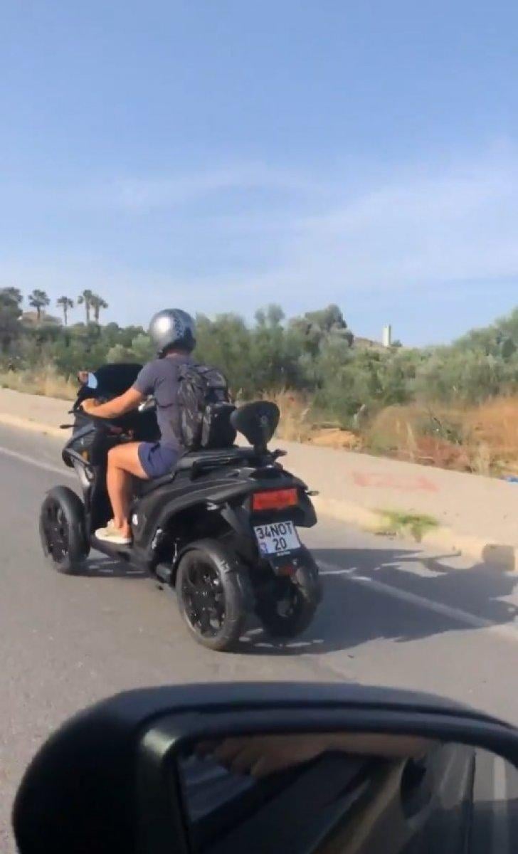 Emre Belözoğlu motoruyla Çeşme'de gezintiye çıktı