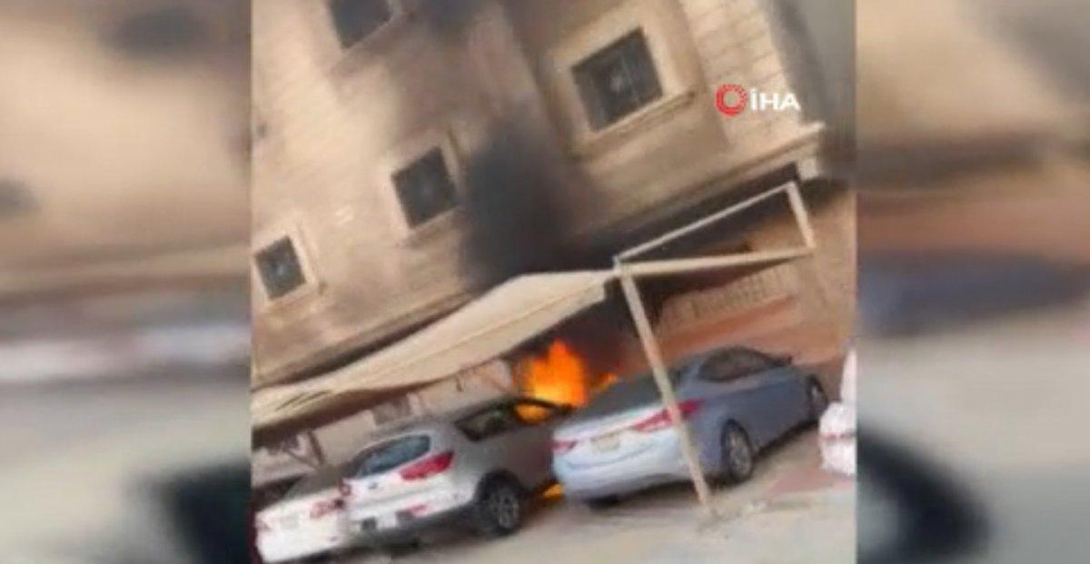 Suudi Arabistan’da yanan aracı halatla bağlayıp çekti