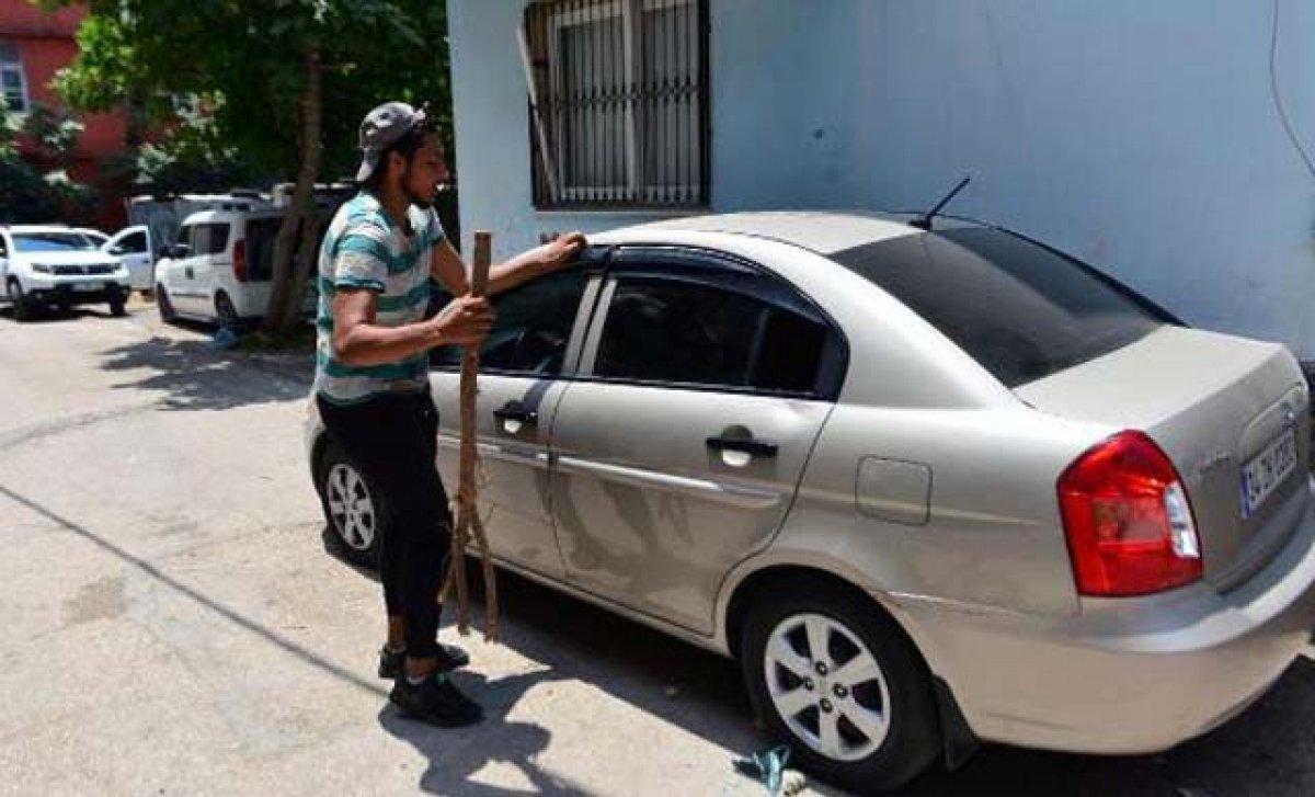 Adana'da arabada mahsur kalan çocuk, kelebek camı kırılarak kurtarıldı