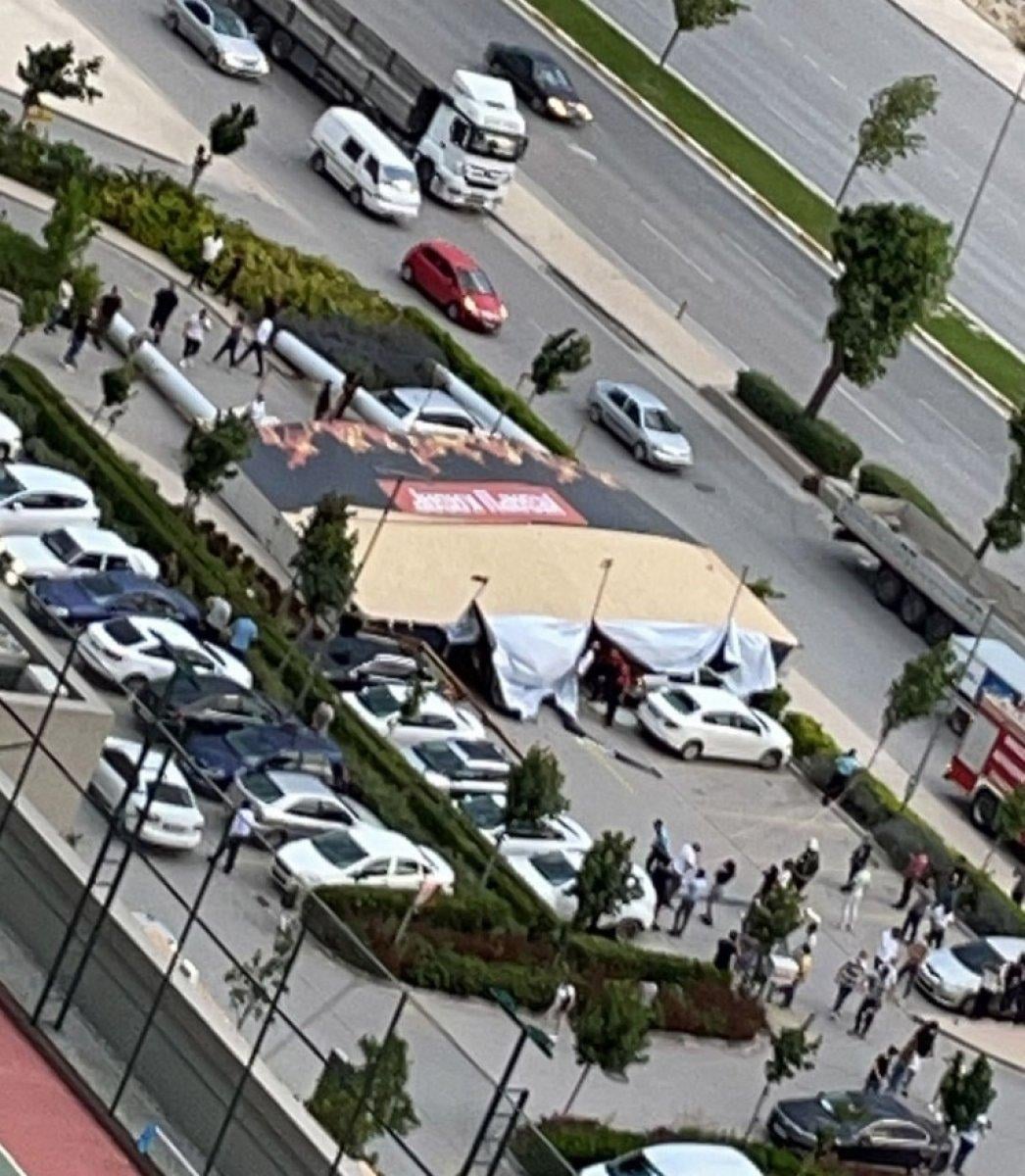 Denizli'deki fırtınada bir araç, hurda olmaktan kıl payı kurtuldu