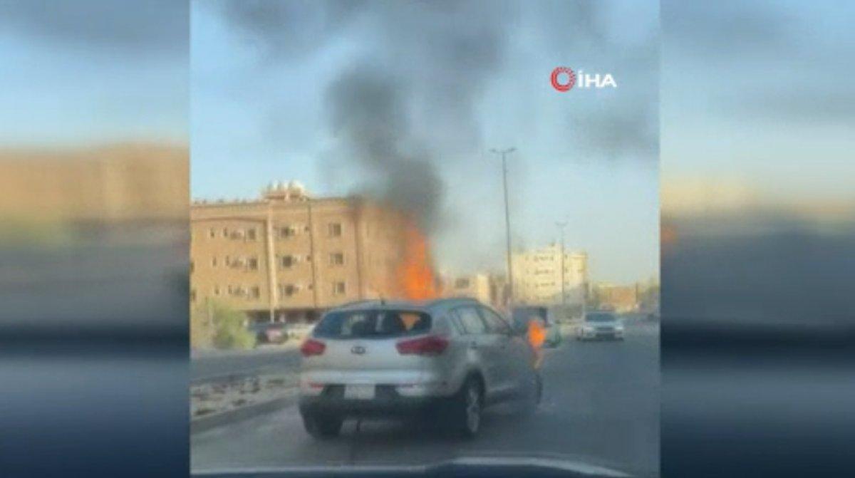 Suudi Arabistan’da yanan aracı halatla bağlayıp çekti