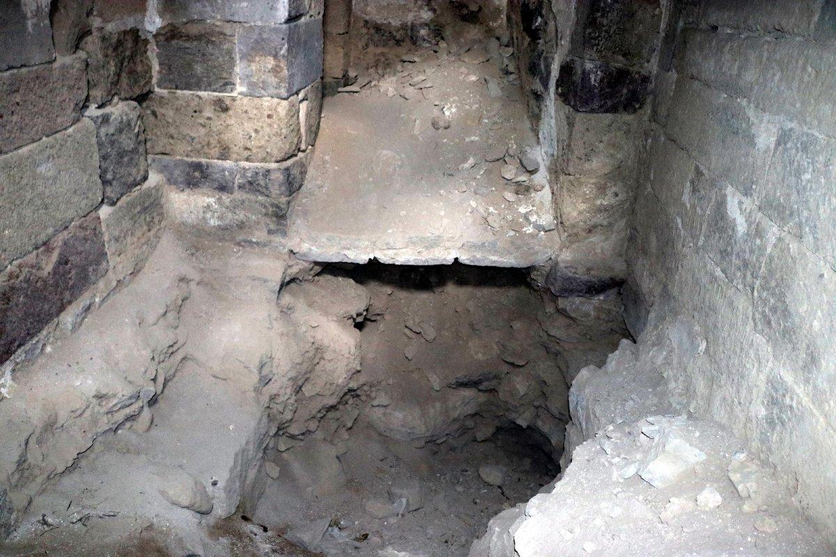 Kayseri'de defineciler tarihi kiliseyi tahrip etti