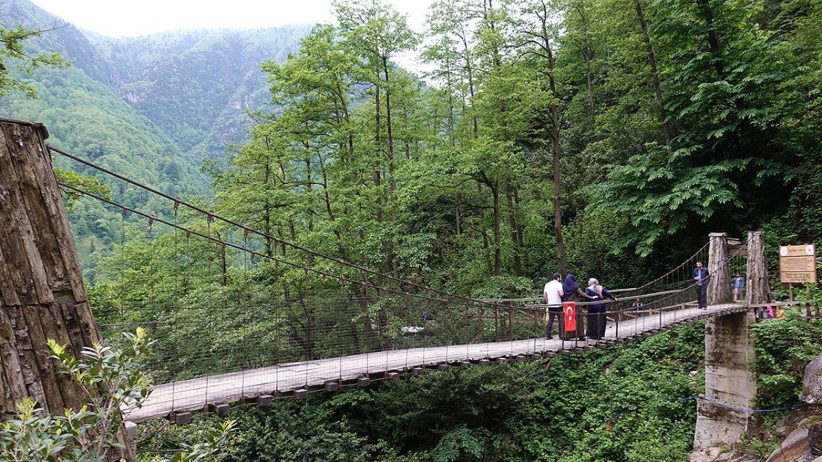 Mençuna Şelalesi, yerli ve yabancı turistlerin gözdesi