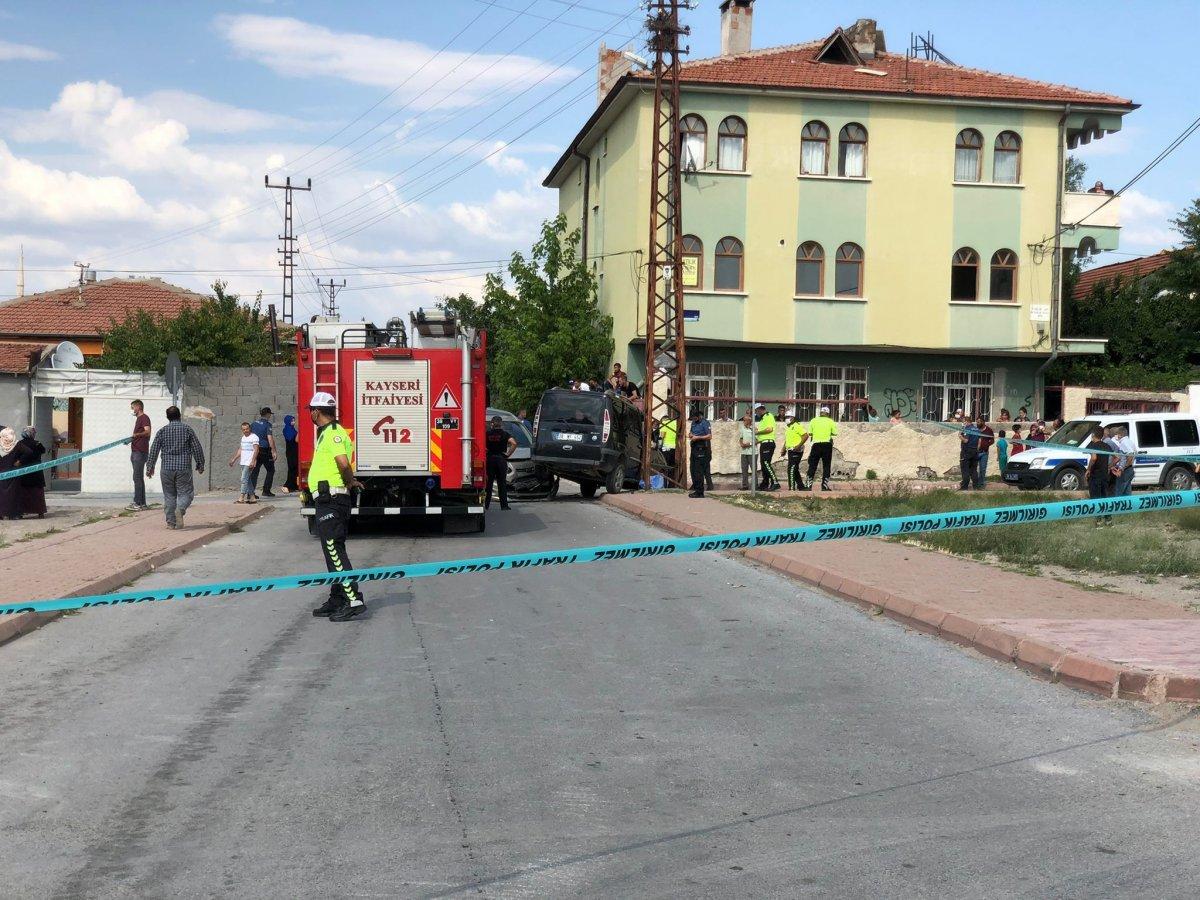 Kayseri'de açık camdan direğe çarpan yolcu, kurtarılamadı