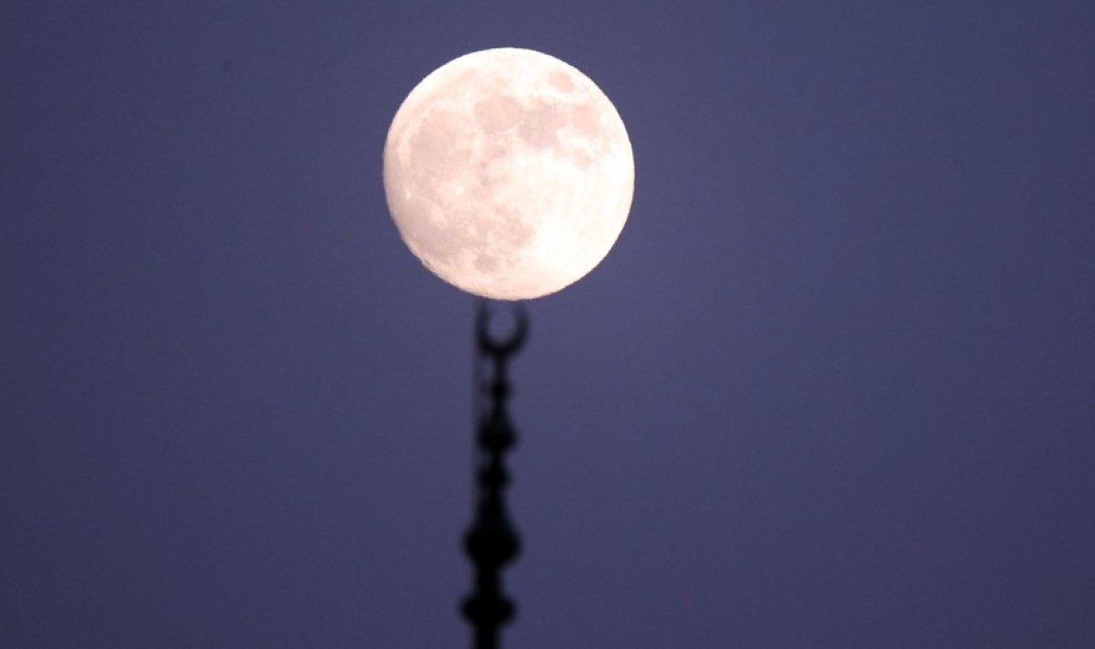 Dolunay, eşsiz görüntülerle kendini gösterdi