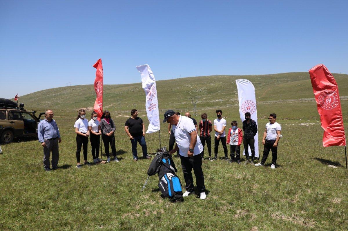 Artvin’de yaylacı çocuklar golf sporuyla tanıştı