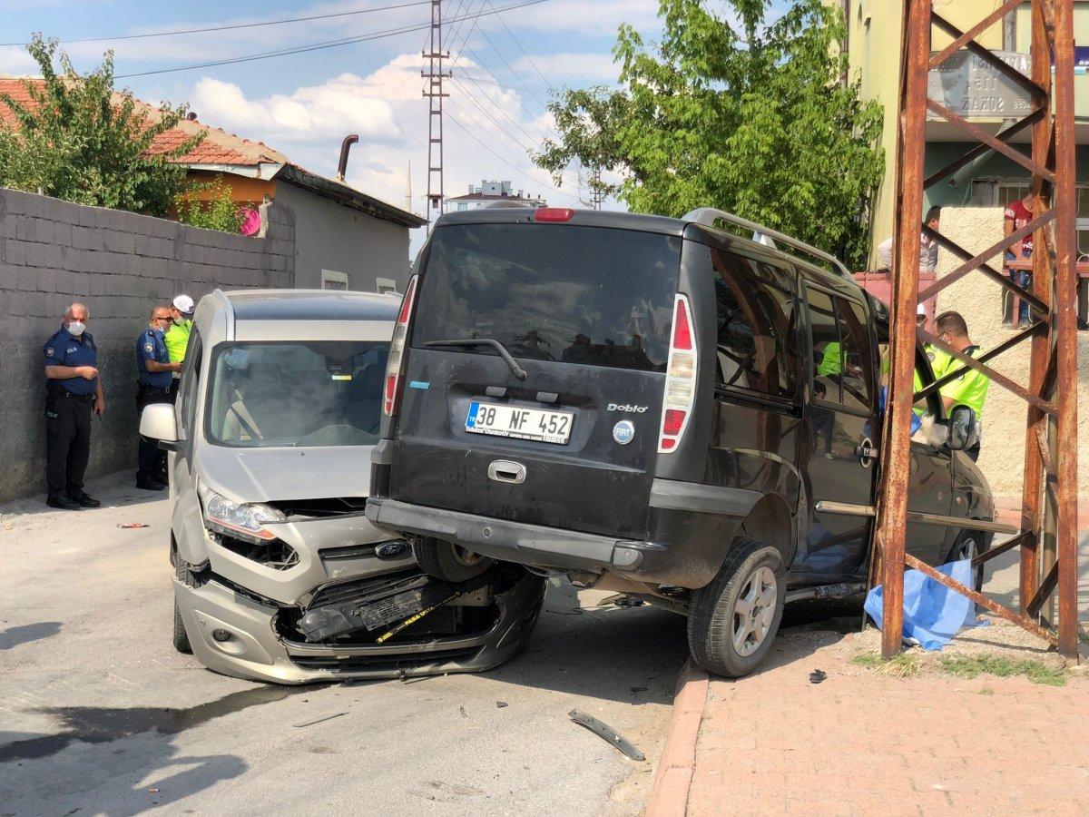 Kayseri'de açık camdan direğe çarpan yolcu, kurtarılamadı