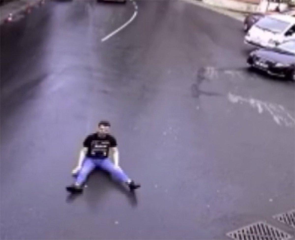 İstanbul'da motosikletten düşen sürücü kayarak ilerledi